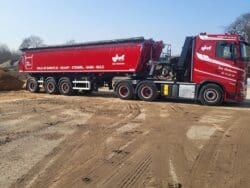 Lastbilen der leverer ser sådan ud ( big bag bussen )